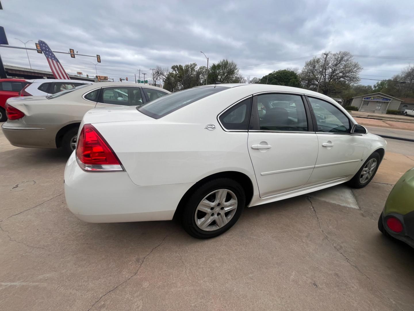 2009 BLACK CHEVROLET IMPALA LS LS (2G1WB57KX91) with an 3.5L V6 OHV 16V FFV engine, 4-Speed Automatic transmission, located at 8101 E. Skelly Dr., Tulsa, OK, 74129, (918) 592-3593, 36.121891, -95.888802 - Photo#2